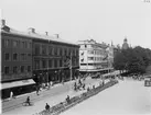 Norra Kungsgatan, 1930-talet. Till vänster kvarteret Nattväktaren, därefter kvarteret Skolstuvan. I bakgrunden reser sig tornet till Gevaliapalatset.