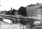 Parti av Gavleån i centrala Gävle. I förgrunden Kungsbron, i bakgrunden syns Berggrenska gården och Heliga Trefaldighetskyrkan.