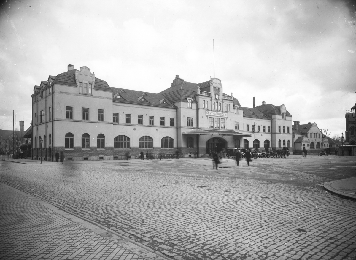 Gävle Centralstation är belägen mellan Centralplan och Hamntorget, precis norr om Gavleån. En genomgående järnvägsstation för persontåg. Stationsbyggnaden, en av de största i landsorten, ritades för Gävle-Dala järnvägs (GDJ) av stadsarkitekten Mårten Albert Spiering och uppfördes 1876–1877 ersättning för Gävle norra station som låg på Alderholmen. Centralstationen byggdes om år 1900–1901 av arkitekten Sigge Cronstedt. Stationen trafikerades inledningsvis endast av GDJ, på grund av rivaliteten mellan GDJ och Uppsala-Gävle järnväg.  UGJ hade egen station, Gävle södra station, söder om Gavleån. UGJ förstatligades år 1933 och SJ trafikerade i fortsättningen centralstationen. År 1937 elektrifierades spåren i samband med att sträckan Gävle–Uppsala elektrifierades.

