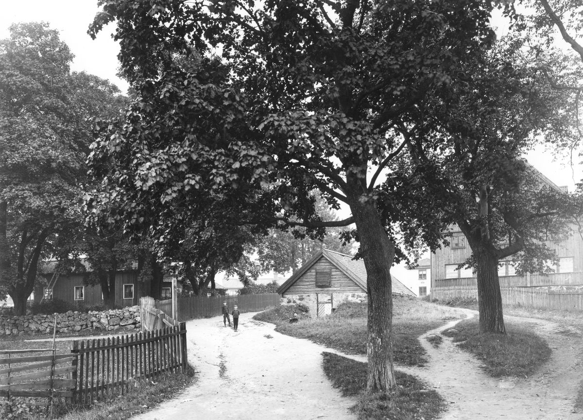 Steneberg från vänster herrgården, jordkällare och ladan. Skeppsredaren Erik Brodin donerade 1917 medel för att en lekplats och en folkpark skulle kunna anläggas i Stenebergsområdet. Arkitekt Lars Israel Wahlman ritade parken och det järnstaket som omgav området. Parken öppnades midsommarafton 1925.