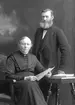 Herr och fru Jansson, Älglösa, Films socken. Arrendegård under Österby bruk. Blev kända genom det s k Älglösfallet ca 1923, - en rikskänd rättsprocess mellan Jansson och Österby Bruk.