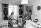 Karin Jansson får fotvård hos Inga-Britt Håglin i Gamla Gävle.