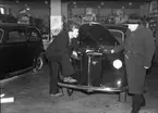 Två män vid en Ford Prefekt 1936-1939. Mannen till vänster troligtvis Thure Siljeholm, Philipssons Bil AB i Gävle.