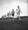 Storviks idrottsplats och tävlingar i idrottskursen. 1941

Ledaren med nummer två är Erik Arwidsson Gefle IF han var från Jämtland. Han var mest hinderlöpare med två SM-guld 1941-42 och svenskt rekord från 1942. Erik slutade 1943 och återvände till Jämtland där han publicerade dikter.

Erik och Sven Rohlén var de första rekryterade löpande brandmännen.

Löpare nr tre sprang för IF THOR i Uppsala.