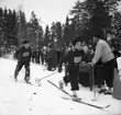 Skolungdomens fettistastävlingar på skidor. 1942