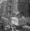 Barnens Dag-firande 1945, vid Gevaliapalatset i hörnet Nygatan / Norra Kungsgatan, Gävle.