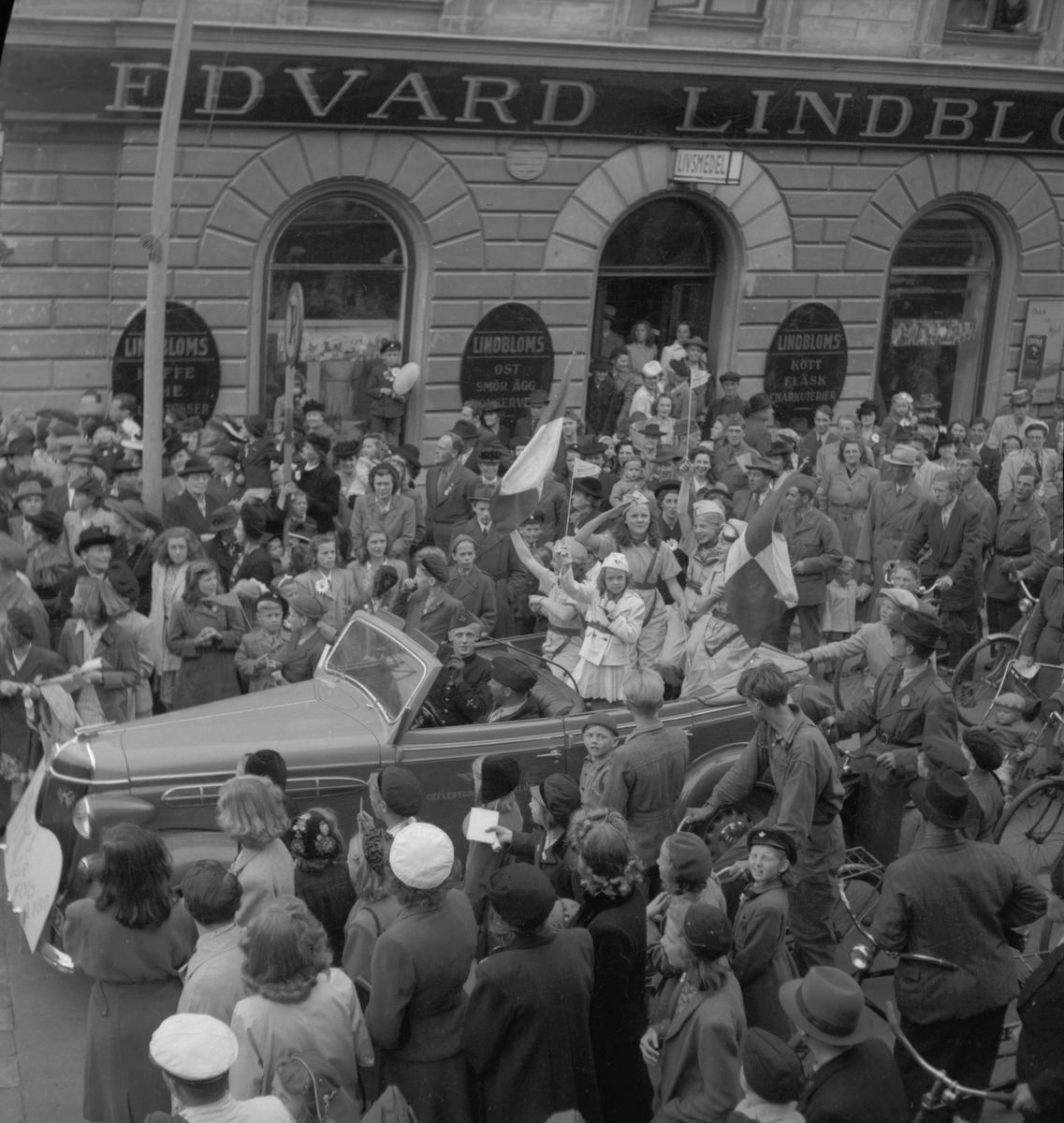 Barnens Dag. 1945.
Bilen är en 1936 Chrysler Convertible.