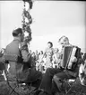 Midsommarstångsresning med dans i kolonin och stadsträdgården.
1947