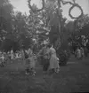 Midsommarstångsresning med dans i kolonin och stadsträdgården.
1947