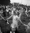 Midsommarstångsresning med dans i kolonin och stadsträdgården.
1947