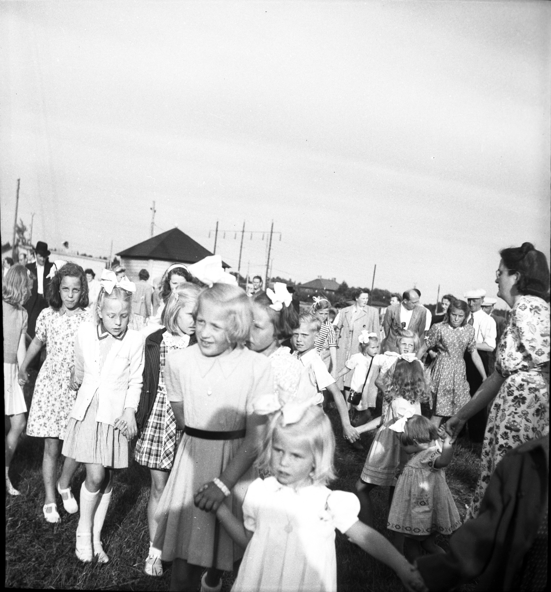 Midsommarstångsresning med dans i kolonin och stadsträdgården.
1947