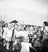 Midsommarstångsresning med dans i kolonin och stadsträdgården.
1947