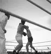 Ollie Tandberg på utställningen. 1946