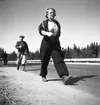 Personer på promenad.