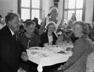 Deltagare i det uppländska sångartinget serveras middag i A U S matsal, Dag Hammarskjölds väg