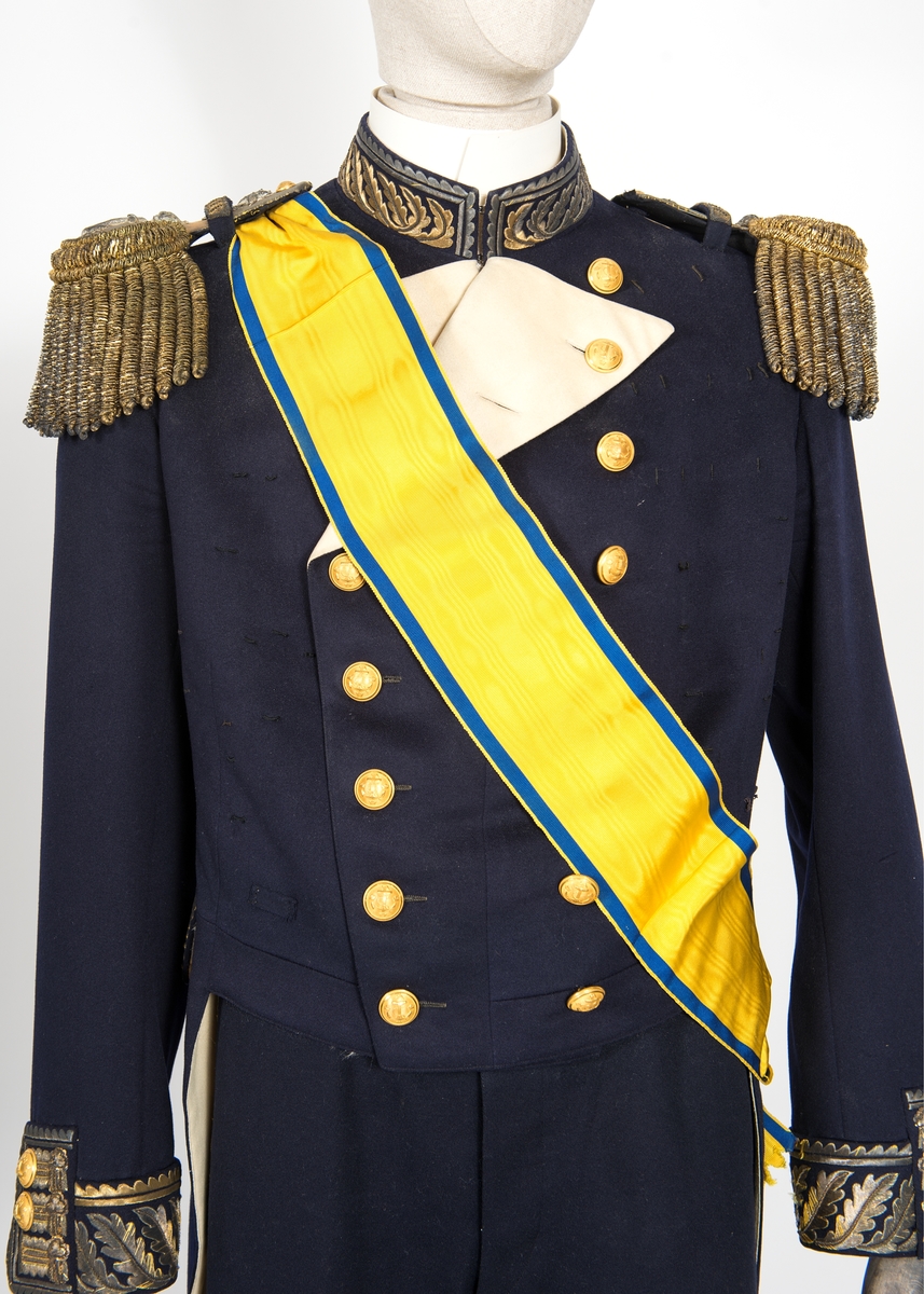 Frack M/1878 för flaggman (vice amiral) med två epåletter. 
Uniformen har tillhört viceamiral Helge Strömbäck.