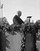 Professor H S Nyberg högtidstalar vid firandet av Svenska Flaggans dag på, Studenternas Idrottsplats