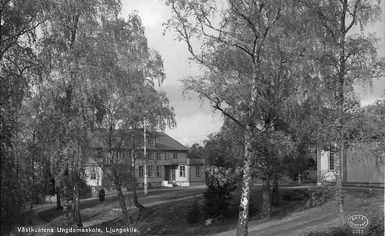 Enligt Bengt Lundins noteringar: "Ljungskile. Västkustens ungdomsskola. Vykort KGH BL 1042".