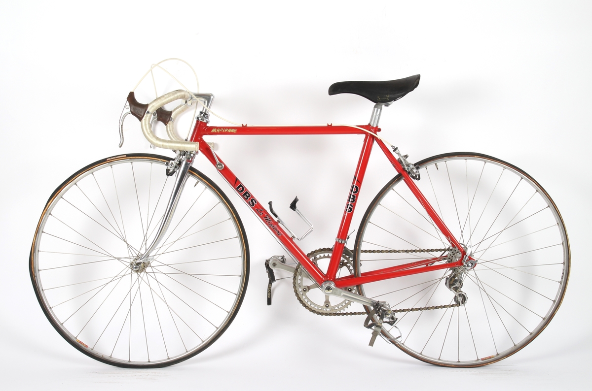 Rødlakkert liten racersykkel med full Campagnolo utstyrsgruppe. Italiensk stålramme med Columbus rør.