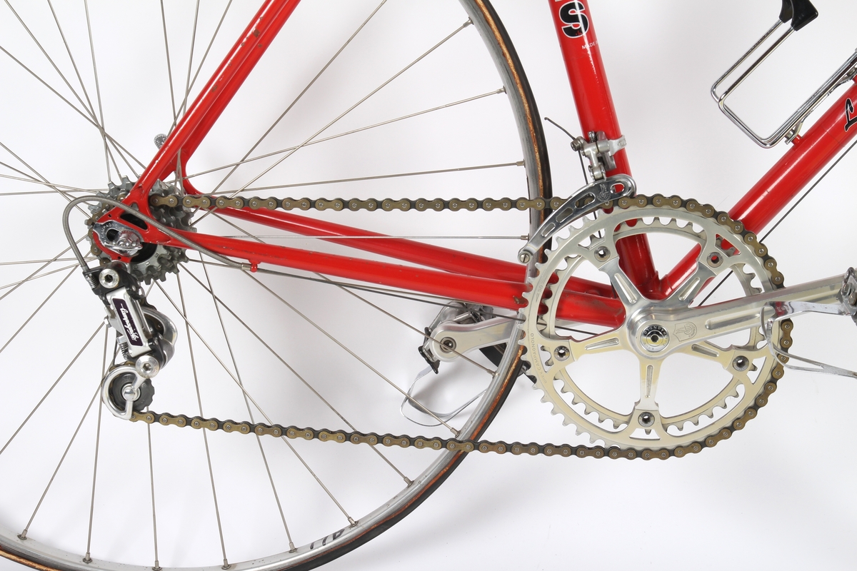 Rødlakkert liten racersykkel med full Campagnolo utstyrsgruppe. Italiensk stålramme med Columbus rør.