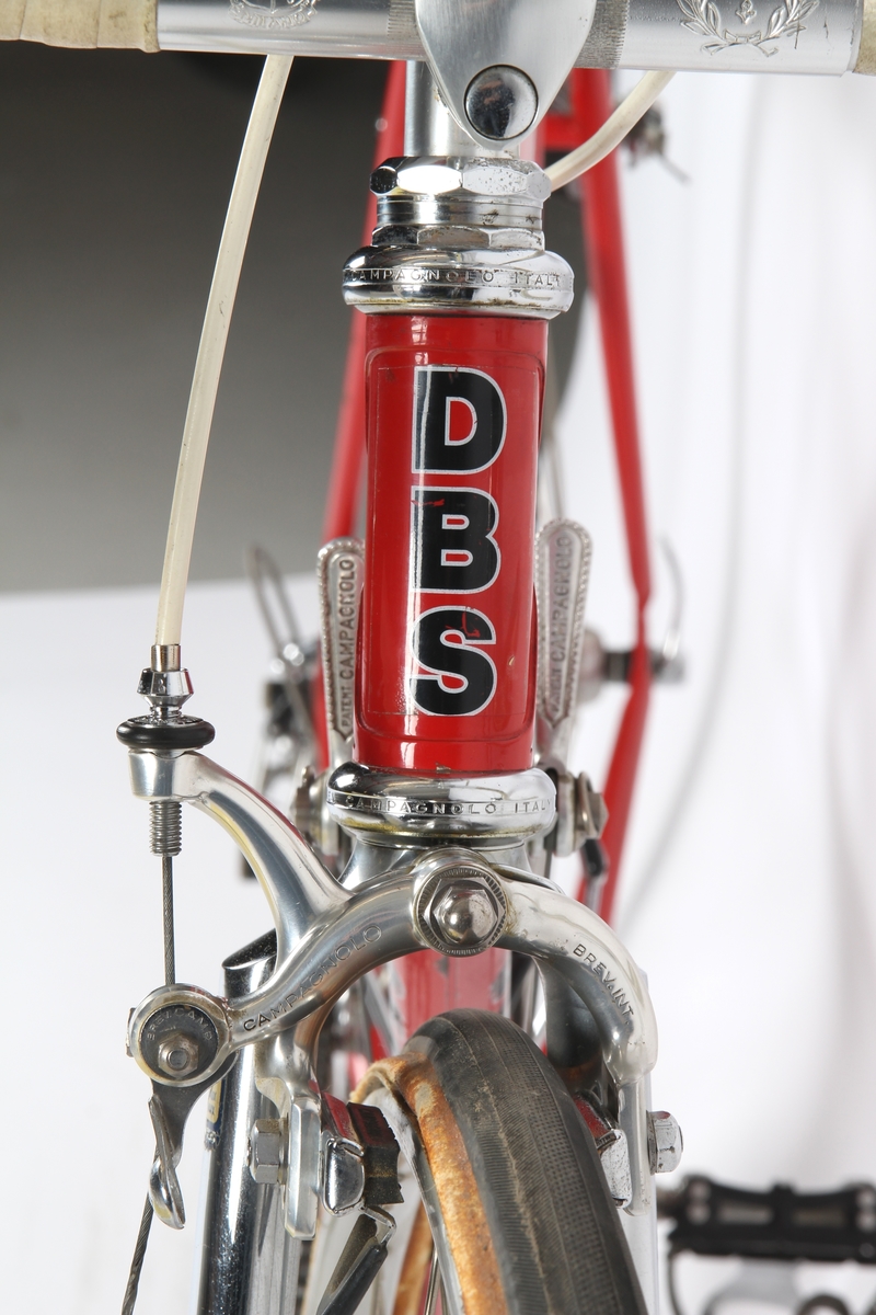 Rødlakkert liten racersykkel med full Campagnolo utstyrsgruppe. Italiensk stålramme med Columbus rør.