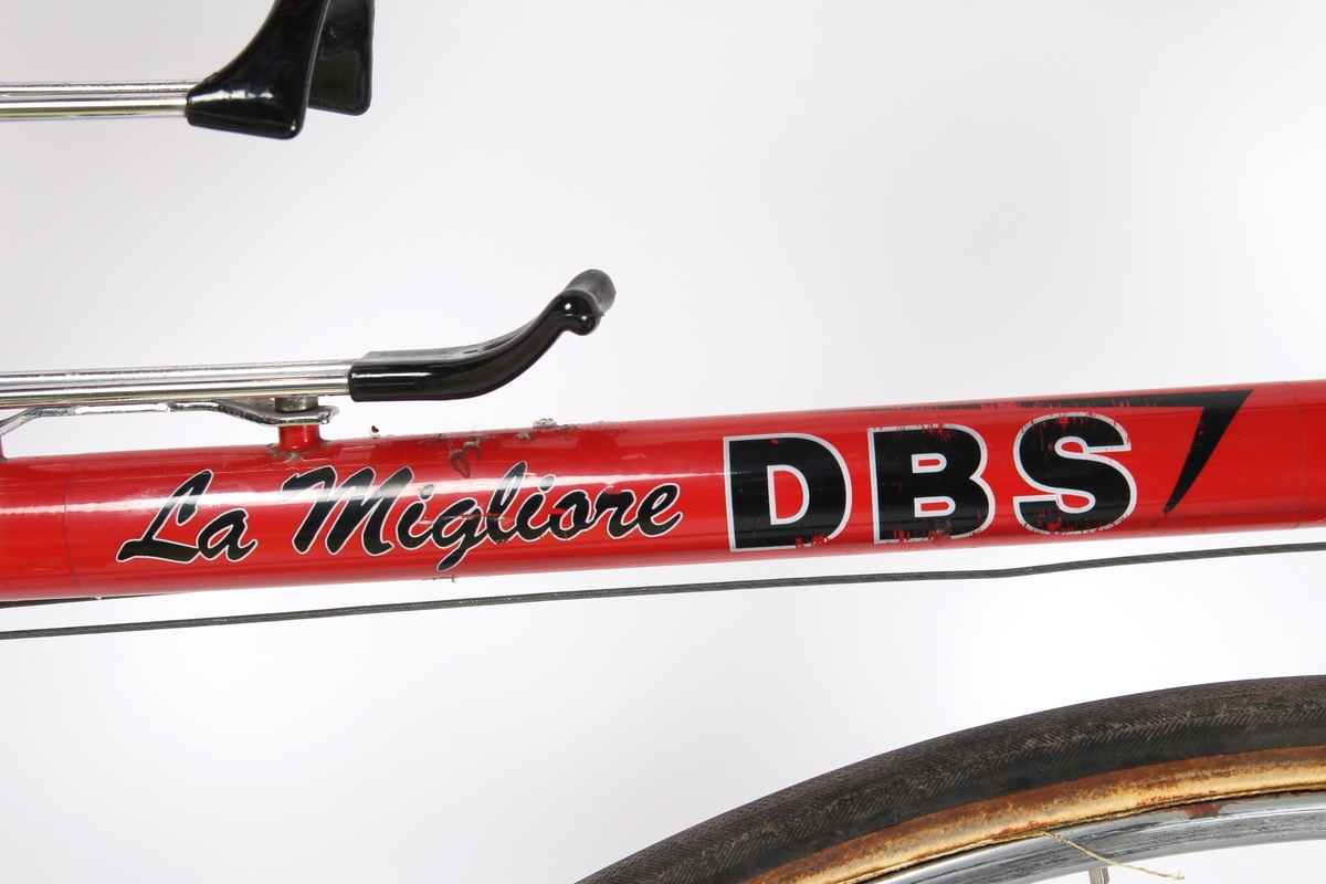 Rødlakkert liten racersykkel med full Campagnolo utstyrsgruppe. Italiensk stålramme med Columbus rør.