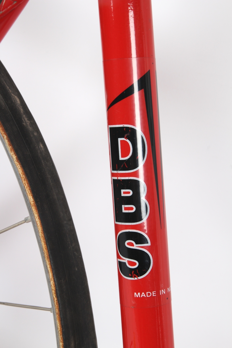 Rødlakkert liten racersykkel med full Campagnolo utstyrsgruppe. Italiensk stålramme med Columbus rør.