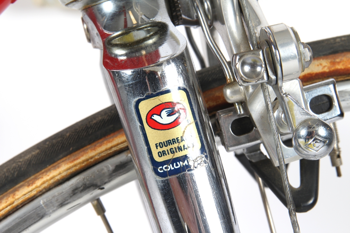 Rødlakkert liten racersykkel med full Campagnolo utstyrsgruppe. Italiensk stålramme med Columbus rør.