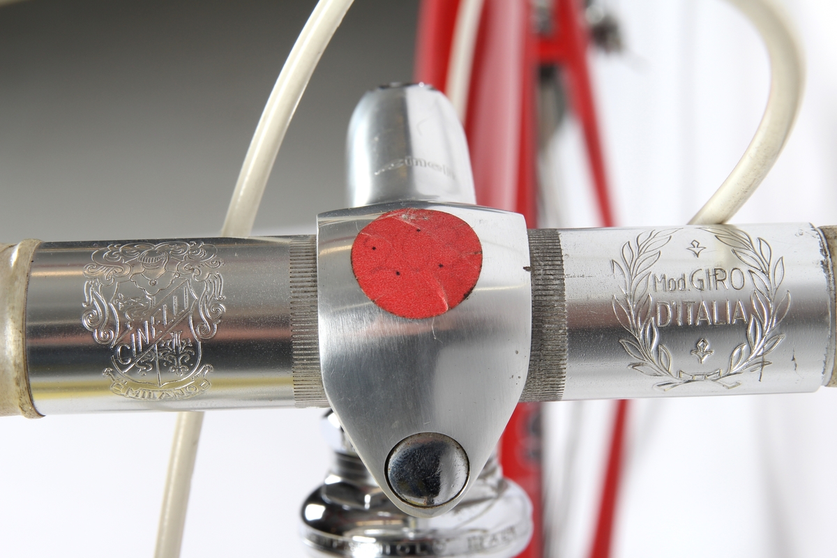 Rødlakkert liten racersykkel med full Campagnolo utstyrsgruppe. Italiensk stålramme med Columbus rør.