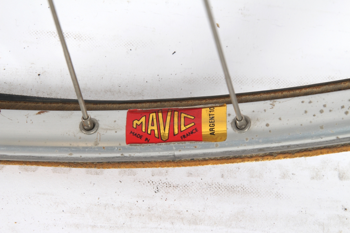 Rødlakkert liten racersykkel med full Campagnolo utstyrsgruppe. Italiensk stålramme med Columbus rør.