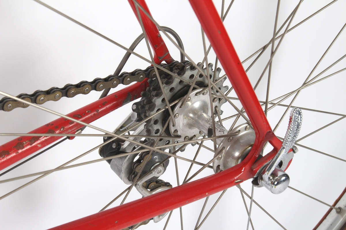 Rødlakkert liten racersykkel med full Campagnolo utstyrsgruppe. Italiensk stålramme med Columbus rør.