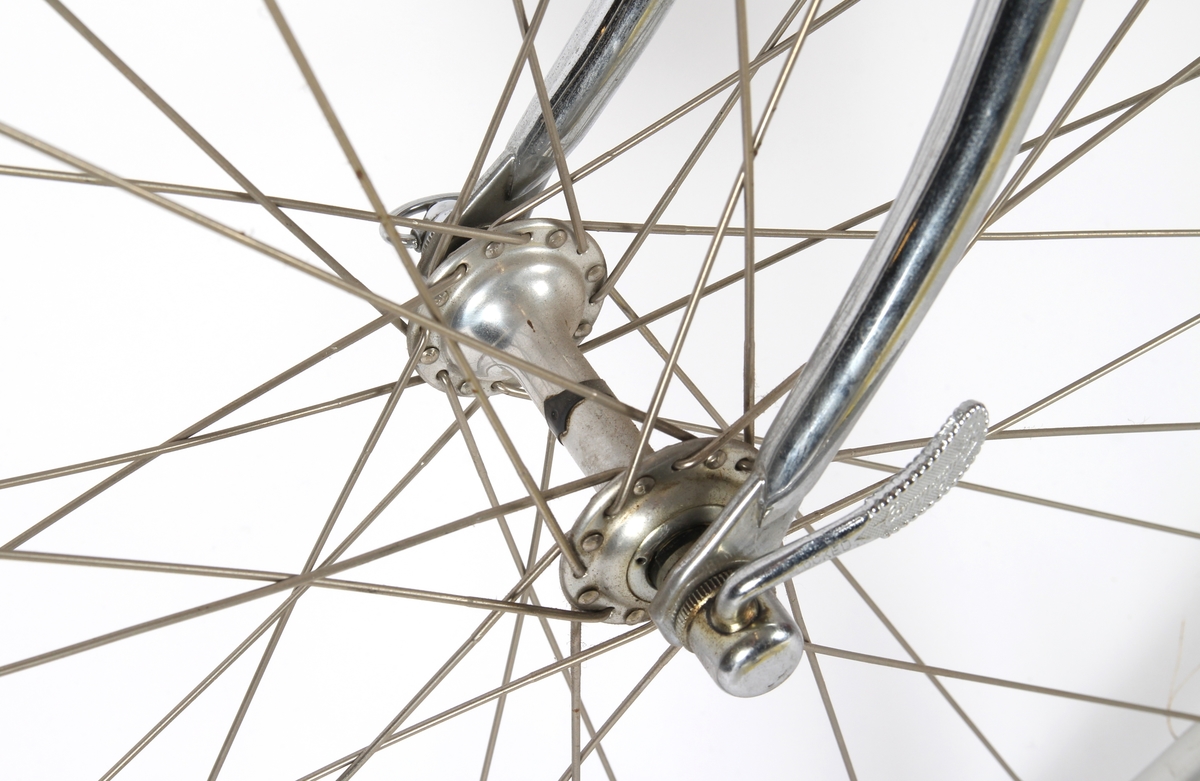 Rødlakkert liten racersykkel med full Campagnolo utstyrsgruppe. Italiensk stålramme med Columbus rør.