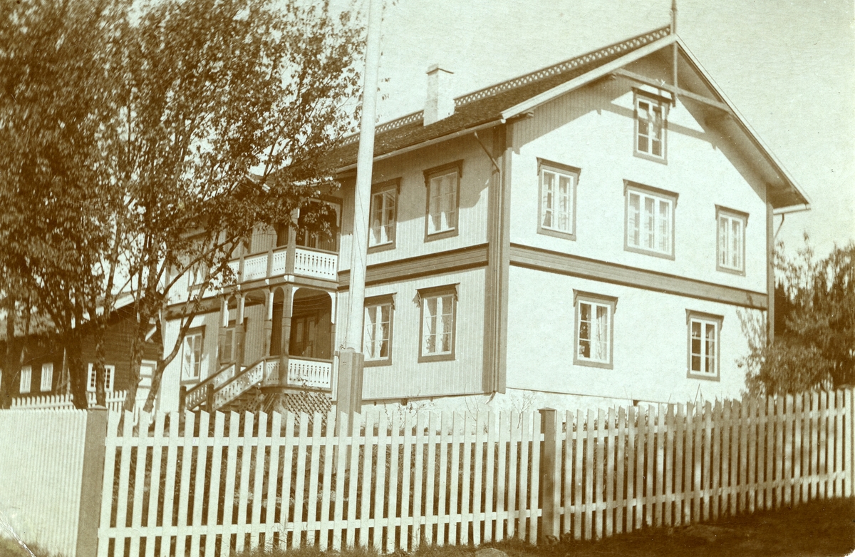 Våningshus; Nordgård (Oles) i Skjærberget (gjerde i forgrunnen).