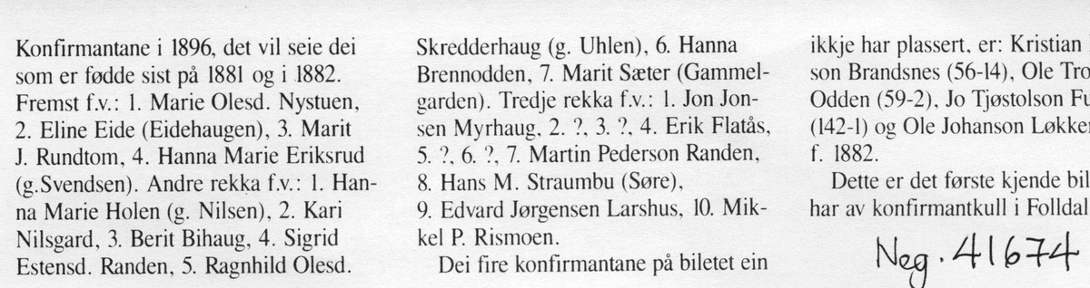 Gruppebilde, personer, klær, bygning. 
(Dårlig negativ)