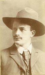 Portrett av Haakon Garaasen (6/7 1887 - 1957) m/hatt