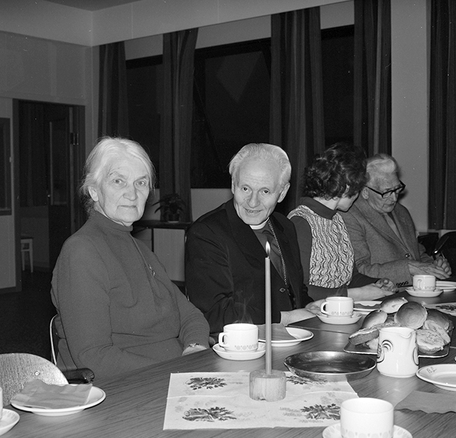 Berger Langmoen AS, Brumunddal. Juletrefest, f.v. Maria Langmoen, Alex Johnson, ukjent, Einar Lundby