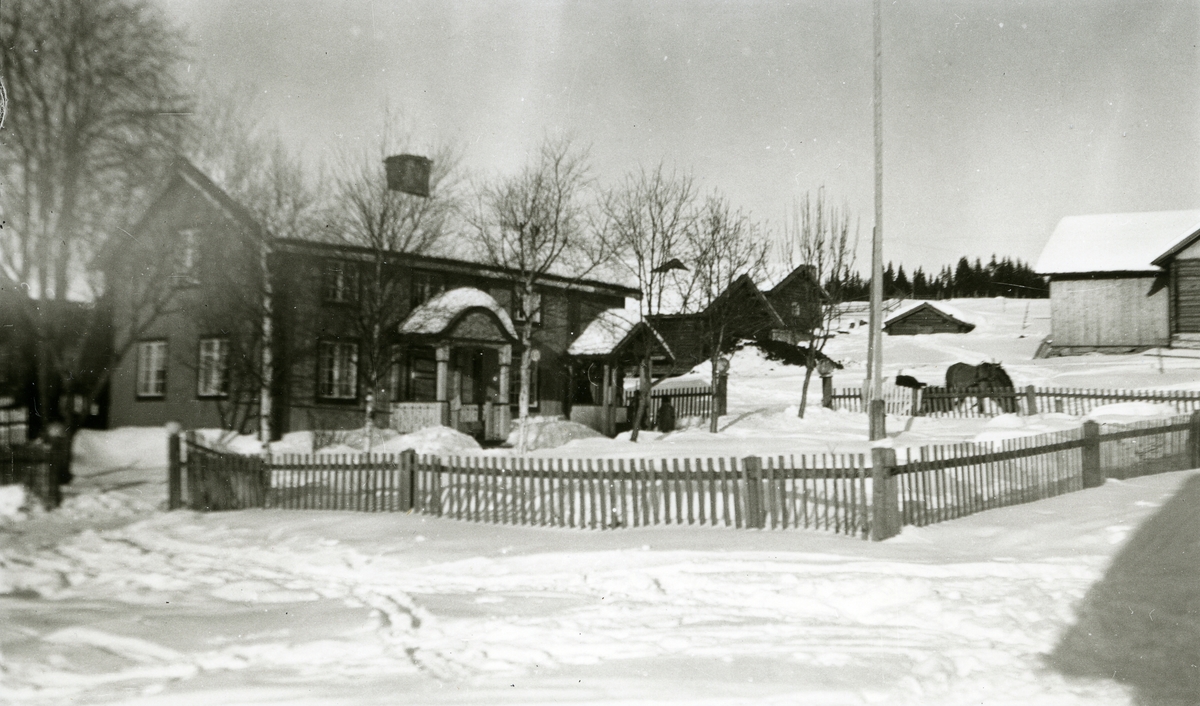 Gard; Jons, Galåsen. Snø og vinter.