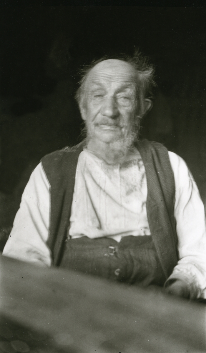 Gammel mann, sittende (inne), Ljøstad-Børe (13/9 1827 - 19/3 1925) (Børe Gjermundsen Langtjernåsen). Granvold (Børes), Langtjønnåsen.