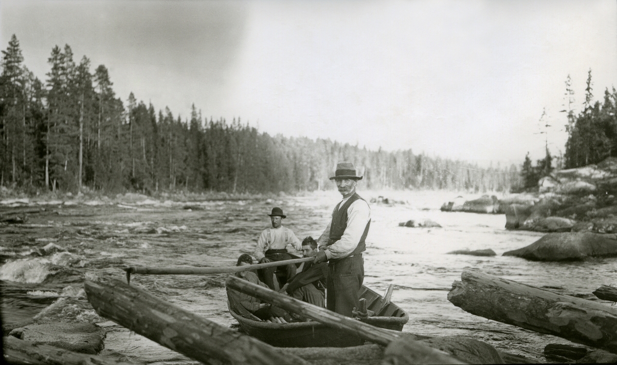 Fire fløtere i båt ved Gofafossen (Sør-Trysil). Fra venstre (bakerst): John Nygaarden (22/3 1884), Svend Rundfloen (3/3 1903), Olaf Bekkelund (26/6 1895) og framst; Pauli Bekkelund (8/5 1865)