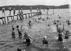 Badande barn vid Lyssnaängsbadet, Graneberg