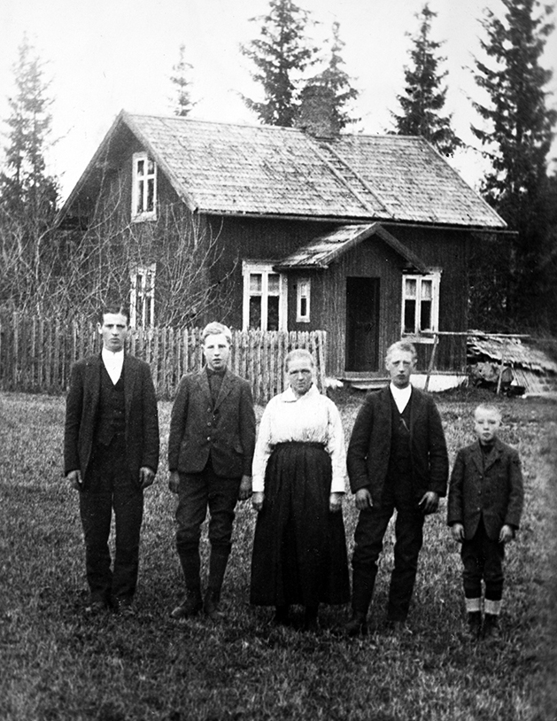 Lunde (85/4). Ca. 1920. Familien foran stua i Lunde. Fv: Olav Lunde, Annar Lunde, Anna Lunde, Peder Lunde og Sverre Lunde.