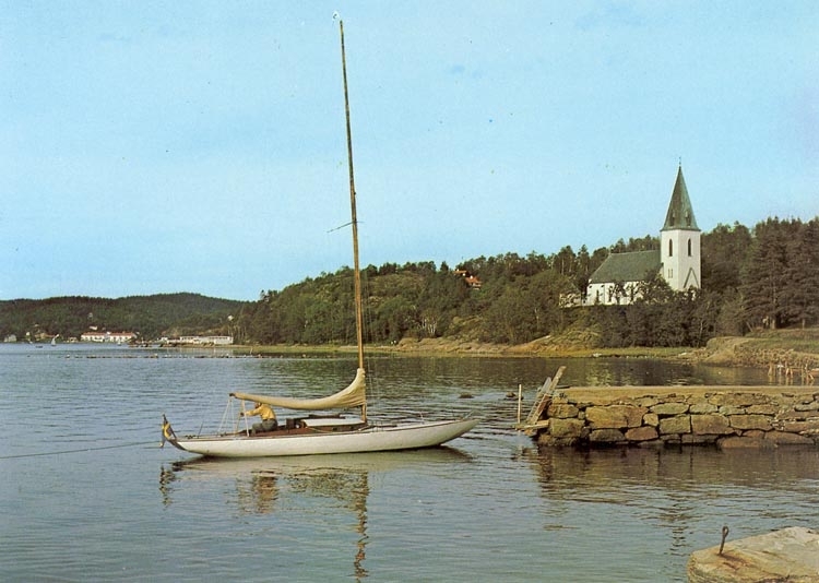 Enligt Bengt Lundins noteringar: "Lyckorna. Ljungs kyrka. Segelbåt vid bryggan".