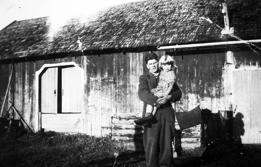 Sverre Engh med dattera Solveig Engh på armen ca. 1940. Engelien (85/2).