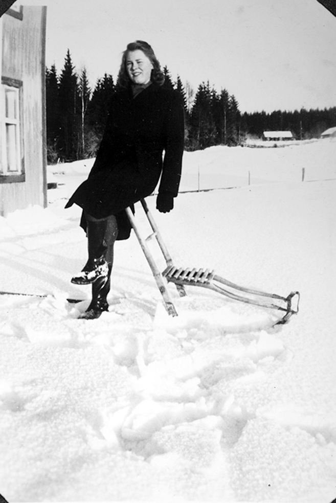 Astrid Vesterengen på sparken i bakgrunnen skimtes Lunde. Ca. 1945. Granlund (85/4).