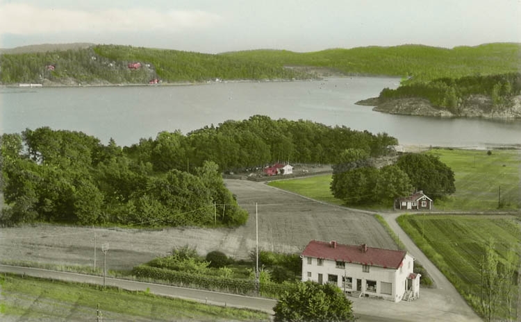 Enligt Bengt Lundins noteringar: "Landsväg med tillbyggd affär".