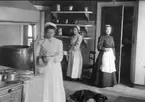 Interiör från Fångstad Herrgård, Kinsta Socken i Östergötland, år 1904. Från vänster Amanda Linden, Elin Karlsson, Gerda Karlsson.