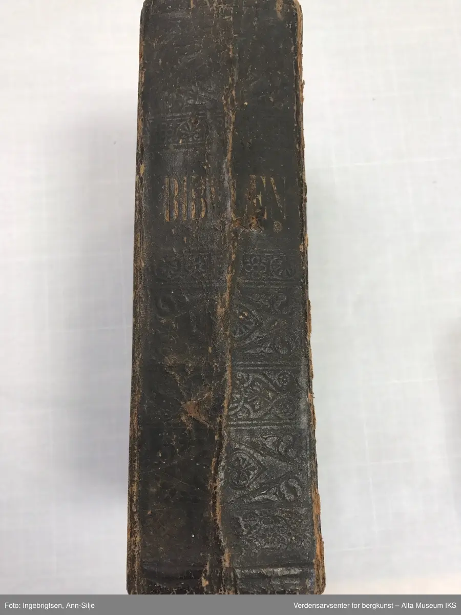 Stor bibel med skinntrekk. På permen er det kartusjmotiv.