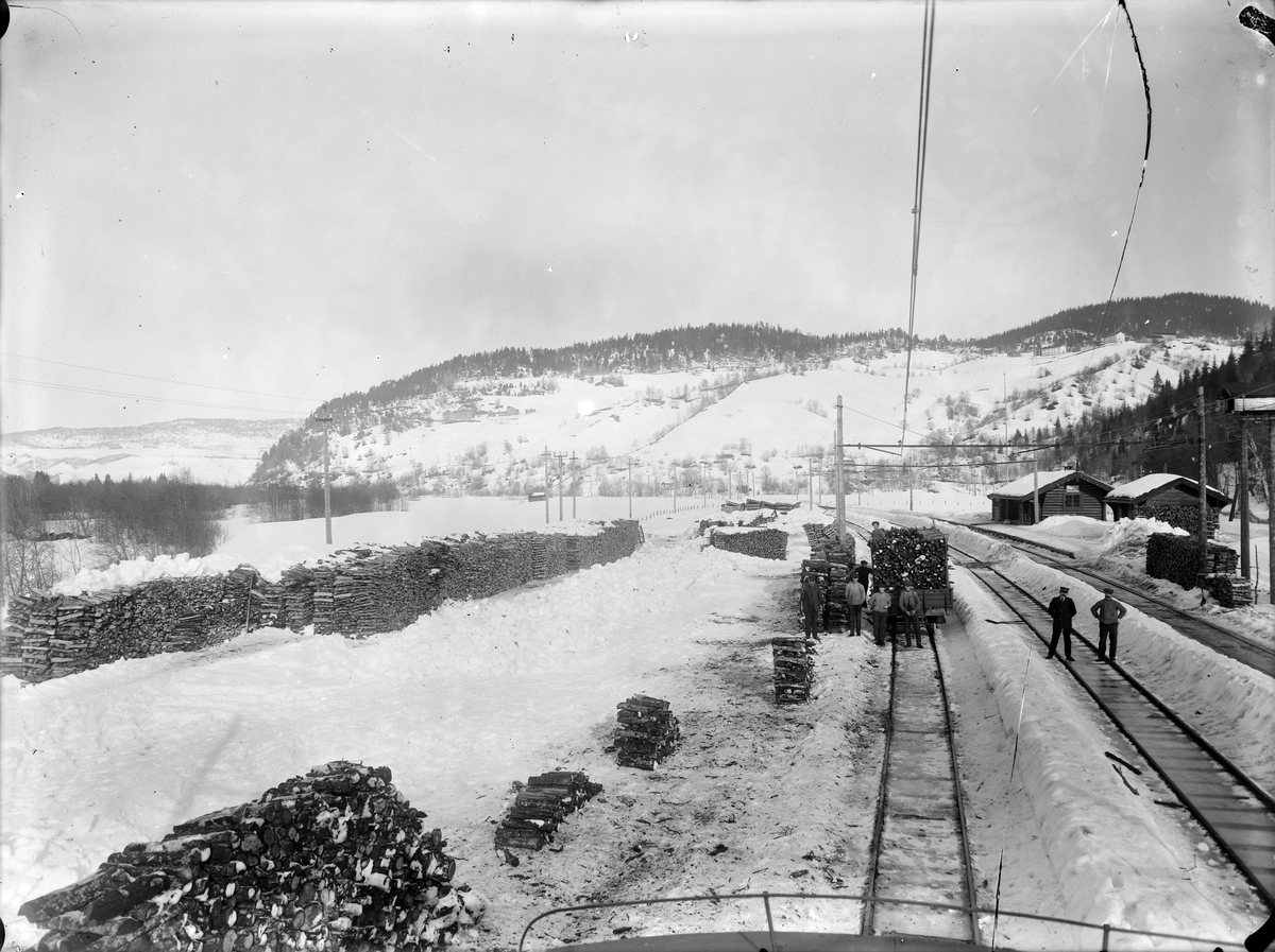 Vedopplag og vedkjøring på Solbusøy stasjon.