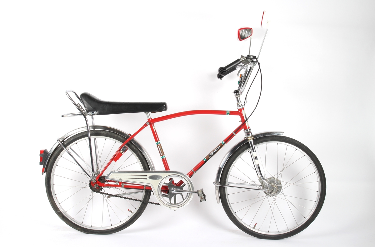 Rød guttesykkel med trippel gir. Sykkelen har to speil og et "dashbord" med reflekser montert på styret.
