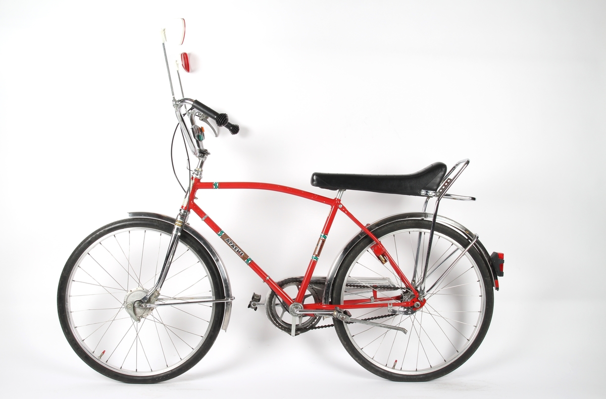 Rød guttesykkel med trippel gir. Sykkelen har to speil og et "dashbord" med reflekser montert på styret.